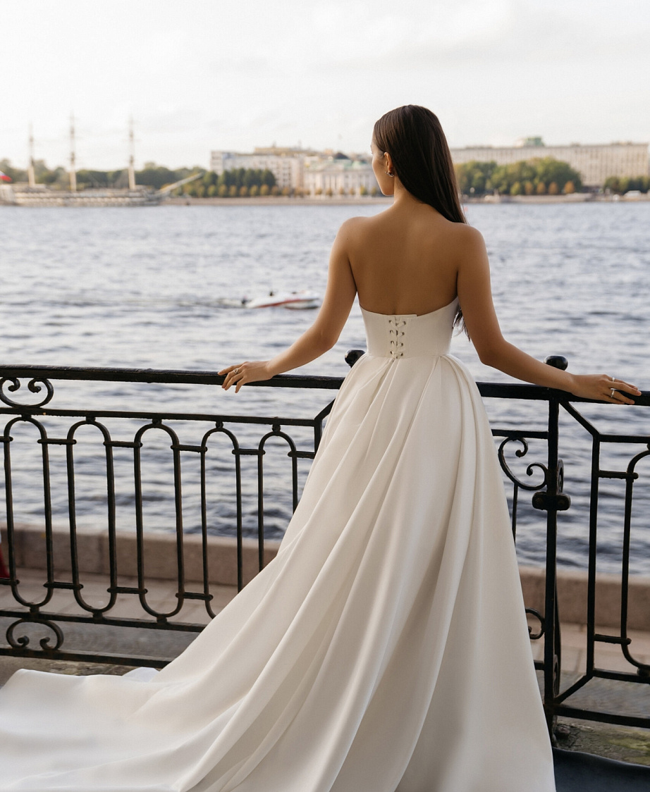 Атласное свадебное платье с объемной вышивкой фото