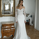 Кружевное свадебное платье рыбка с декором из бус фото