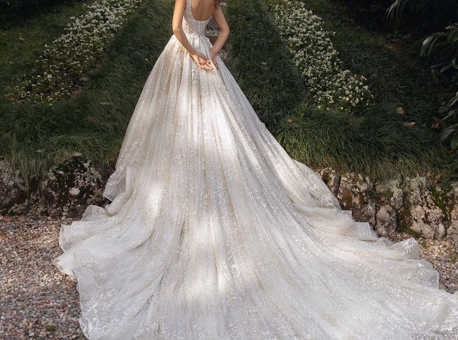 Роскошное свадебное платье с длинным шлейфом фото