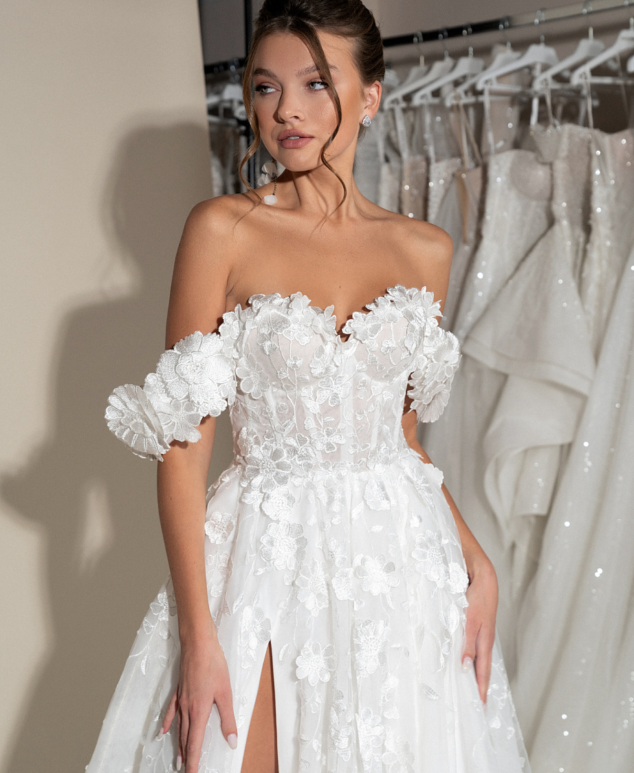 Нежное свадебное платье с разрезом фото