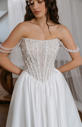 Свадебное платье с атласной юбкой и роскошным корсетом фото