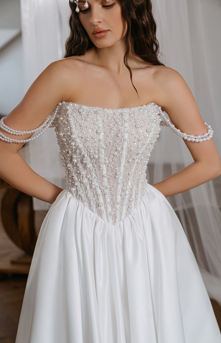 Свадебное платье с атласной юбкой и роскошным корсетом фото