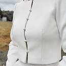 Белый жакет с длинным рукавом