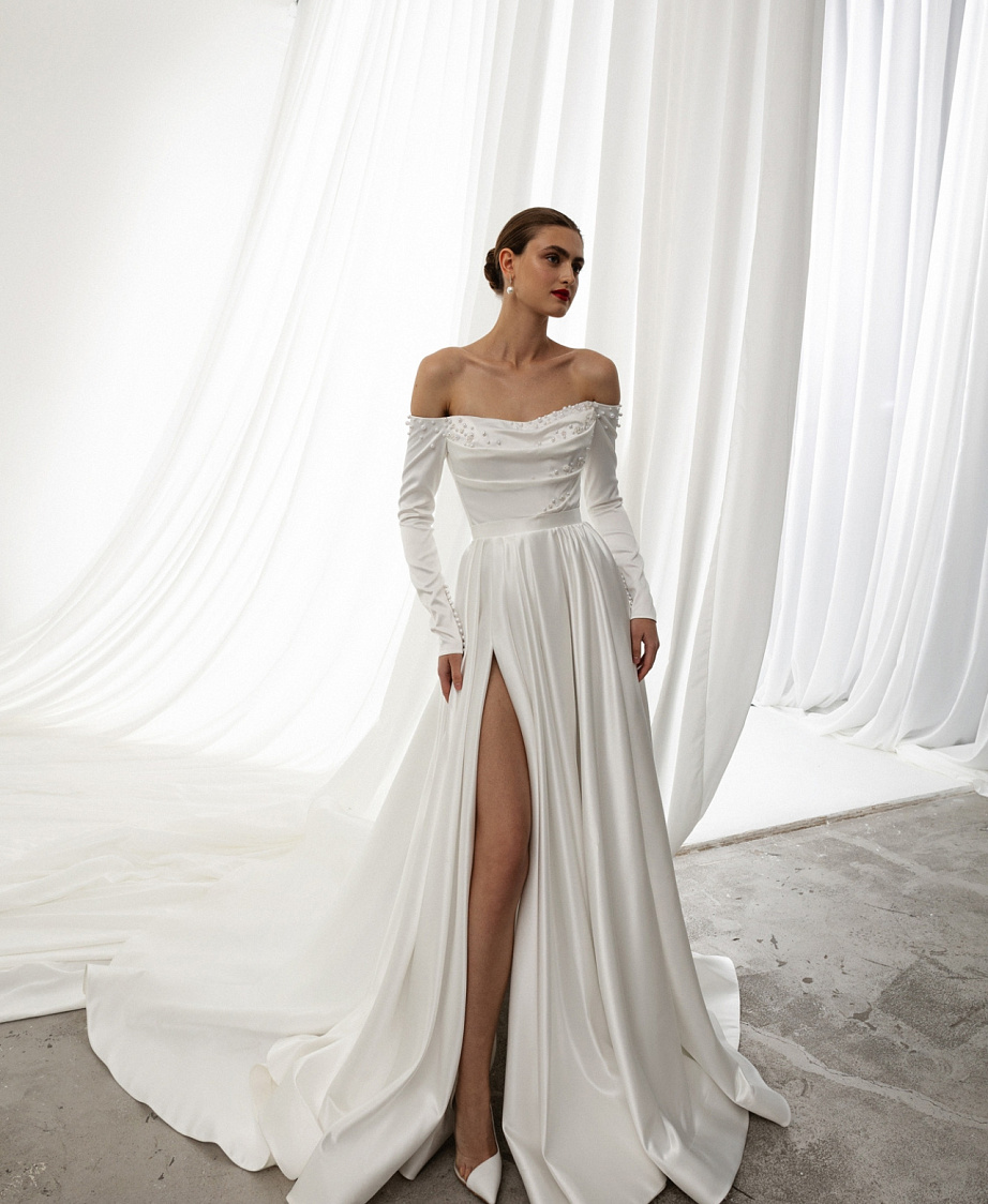 Роскошное атласное свадебное платье с длинным рукавом фото