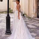 Роскошное блестящее платье на тонких бретелях фото