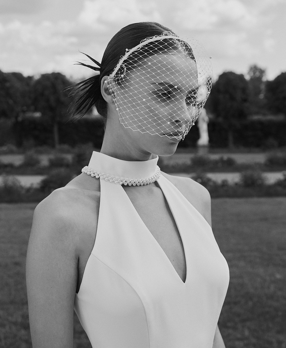 Облегающее свадебное платье с юбкой расклешенной ниже бедер фото