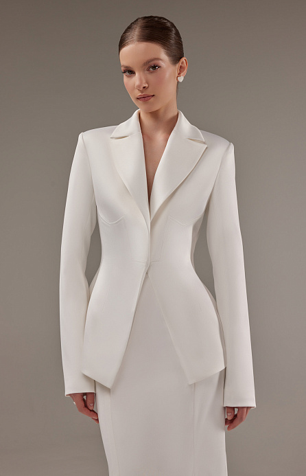 Свадебный костюм из атласа с юбкой-карандаш фото