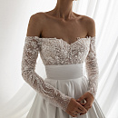 Свадебное платье с атласной юбкой и кружевным верхом фото