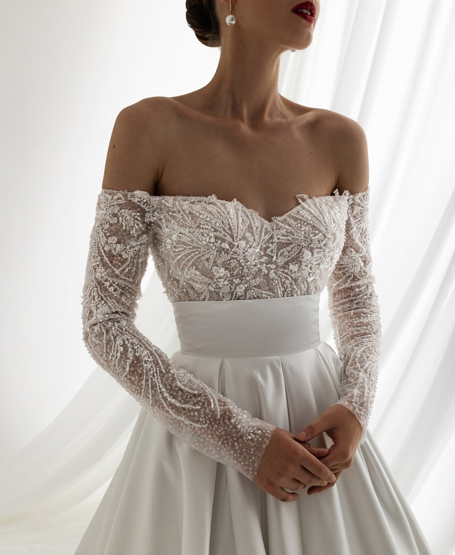 Свадебное платье с атласной юбкой и кружевным верхом фото