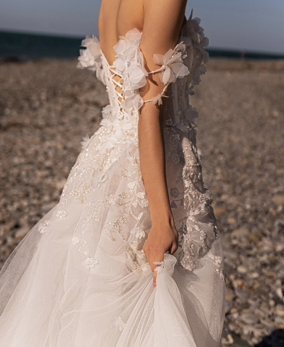 Кружевное свадебное платье с цветочными бретелями фото