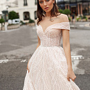 Блестящее свадебное платье с роскошным шлейфом фото