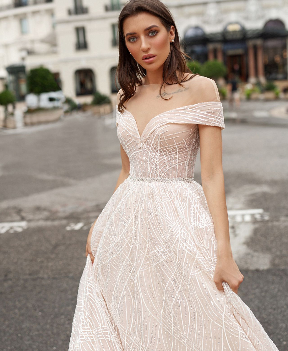 Блестящее свадебное платье с роскошным шлейфом фото