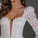 Белое кружевное свадебное платье рыбка с рукавами и декольте фото