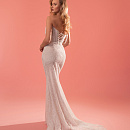 Роскошное свадебное платье рыбка с декором из жемчуга фото