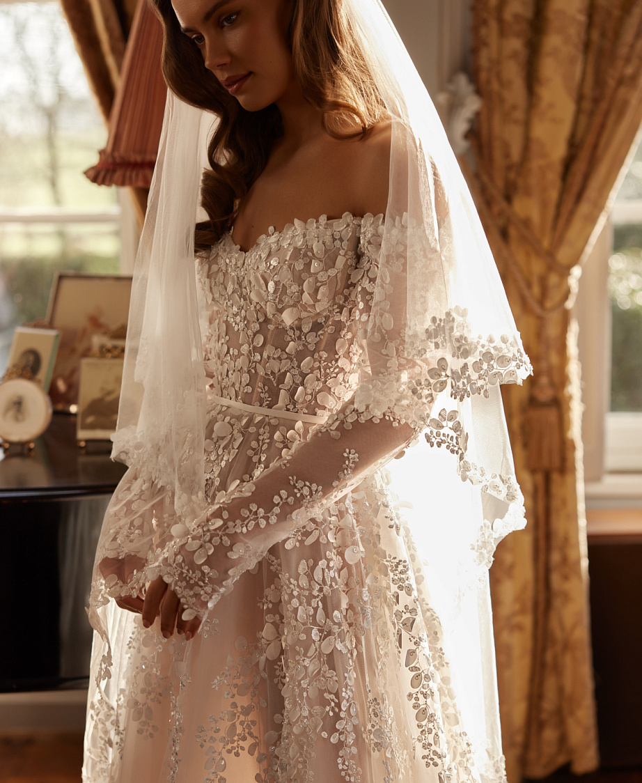 Роскошное свадебное платье с рукавами и открытыми плечами фото