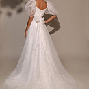 Блестящее свадебное платье с v-вырезом