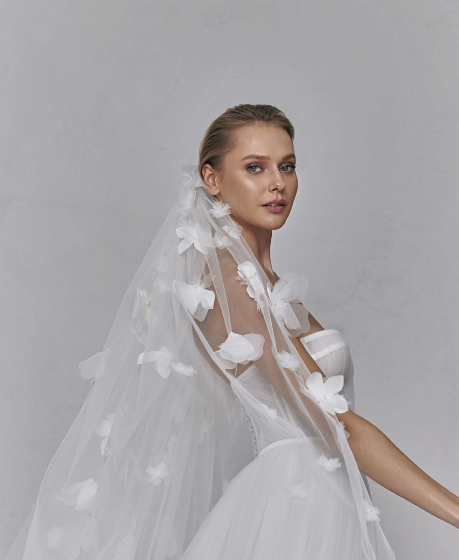 Длинная фата с 3Д цветами фото