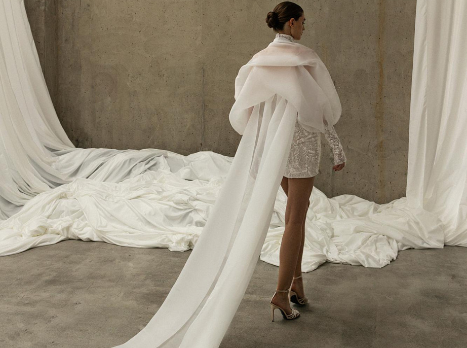 Короткое свадебное платье с чокером фото