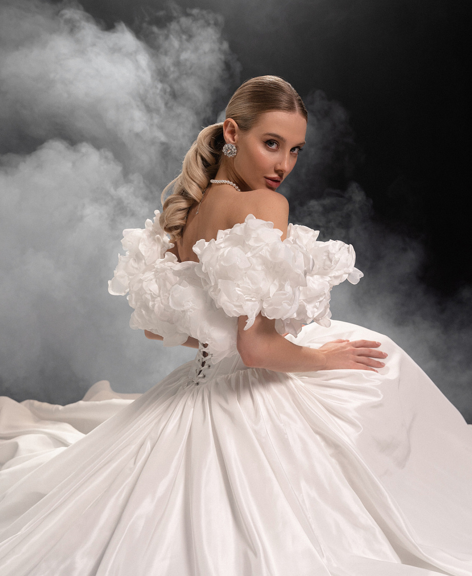 Роскошное свадебное платье силуэта принцесса фото