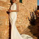 Атласная русалка по горлышко с роскошным украшением на плечах фото