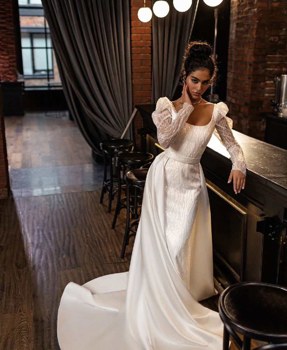 Роскошное свадебное платье со съемным шлейфом фото