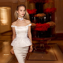 Атласный свадебный комплект с баской расшитый жемчугом фото