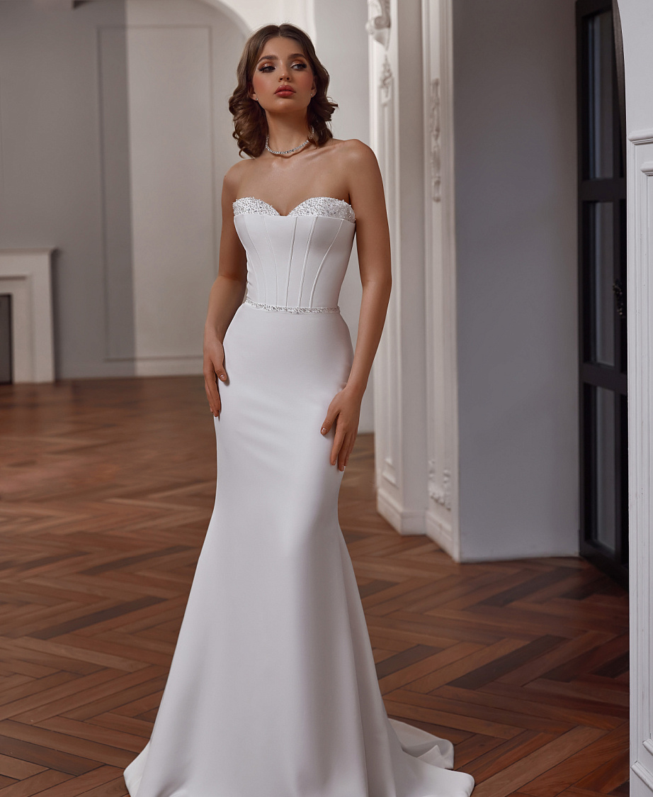 Атласное свадебное платье рыбка с декором по груди фото