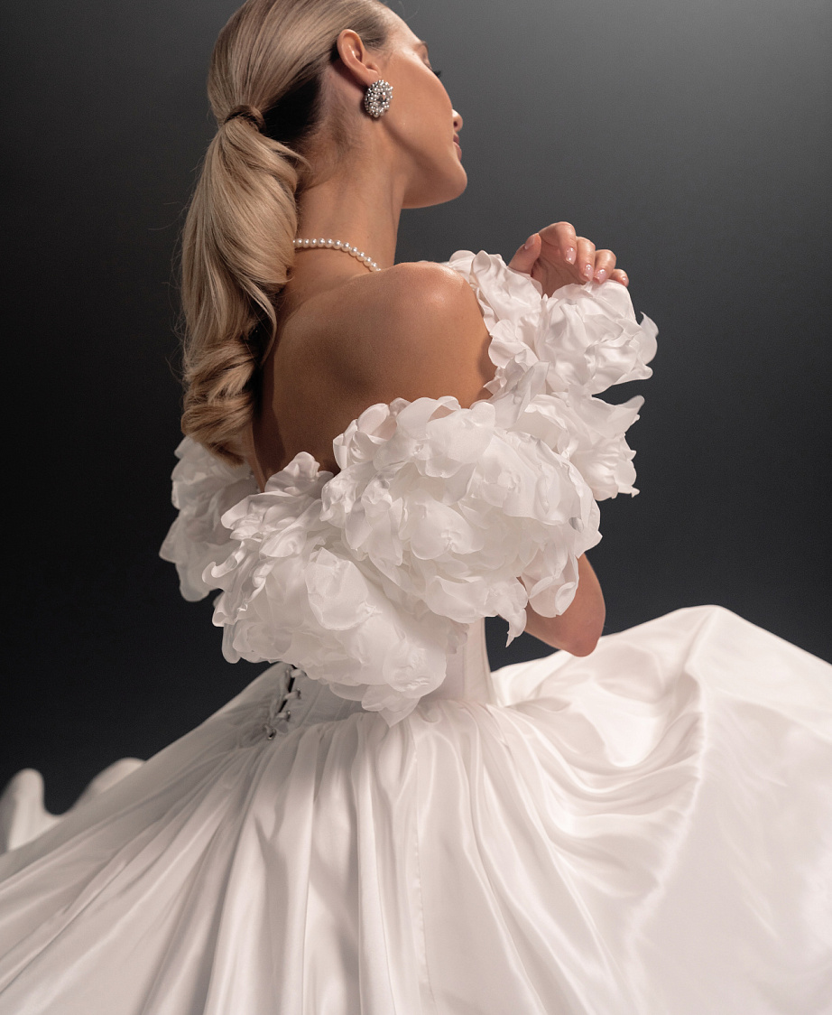 Роскошное свадебное платье силуэта принцесса фото