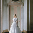 Роскошное свадебное платье из тафты с объемными розами фото