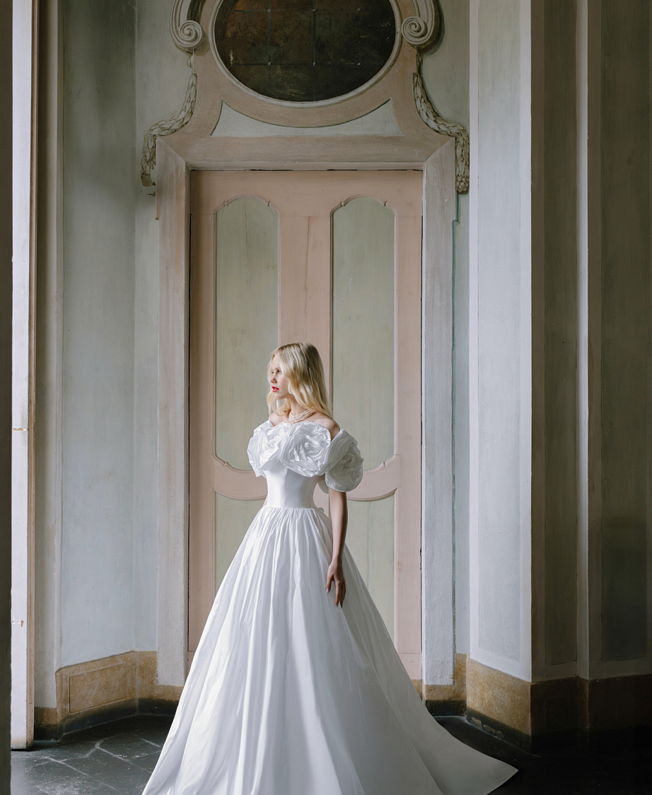 Роскошное свадебное платье из тафты с объемными розами фото