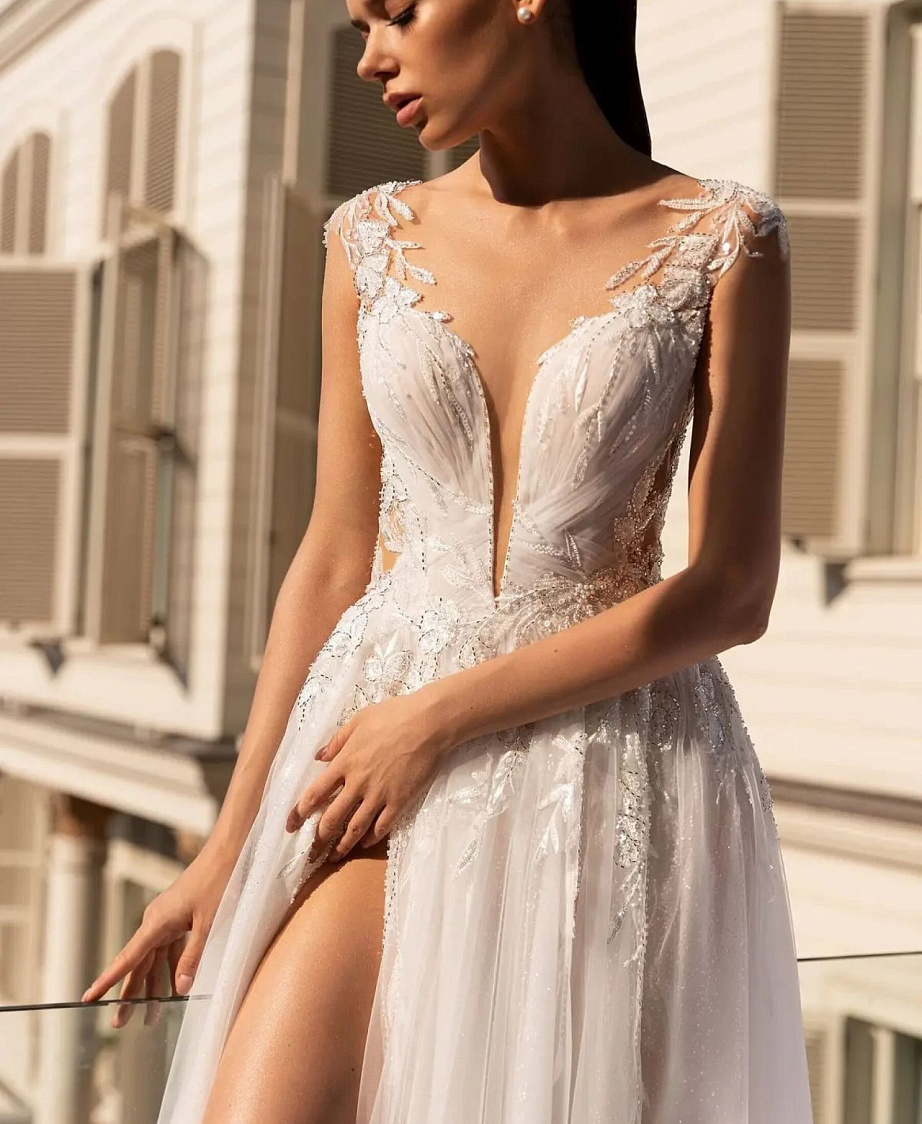 Струящееся платье с разрезом от бедра фото