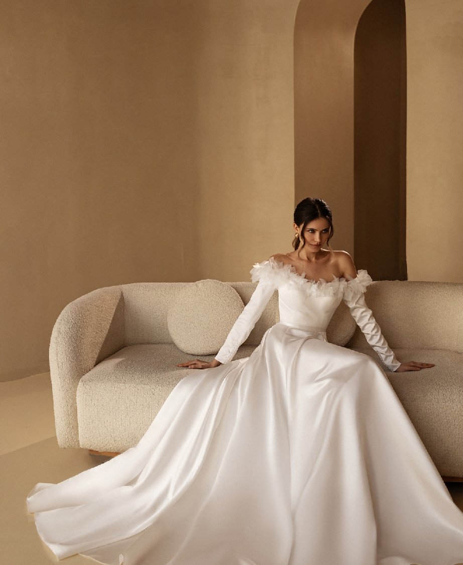 Атласное свадебное платье с рукавами и объемными цветами фото