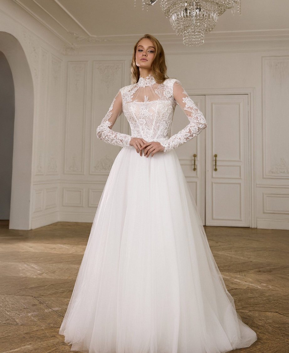 Закрытое свадебное платье с юбкой из фатина и кружевным верхом фото
