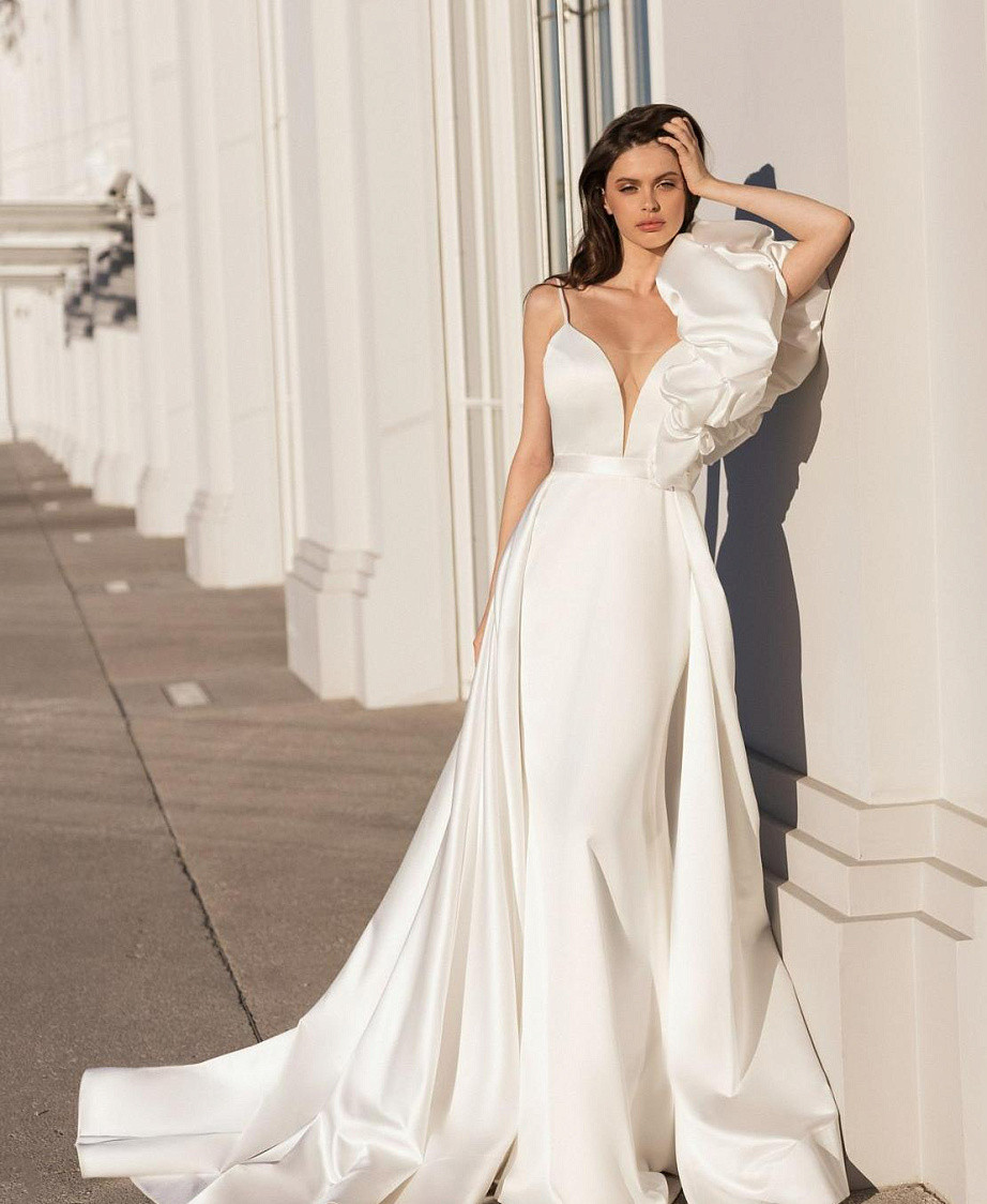 Лаконичное свадебное платье на тонких бретелях фото