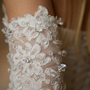 Свадебное платье из тафты с кружевными элементами фото