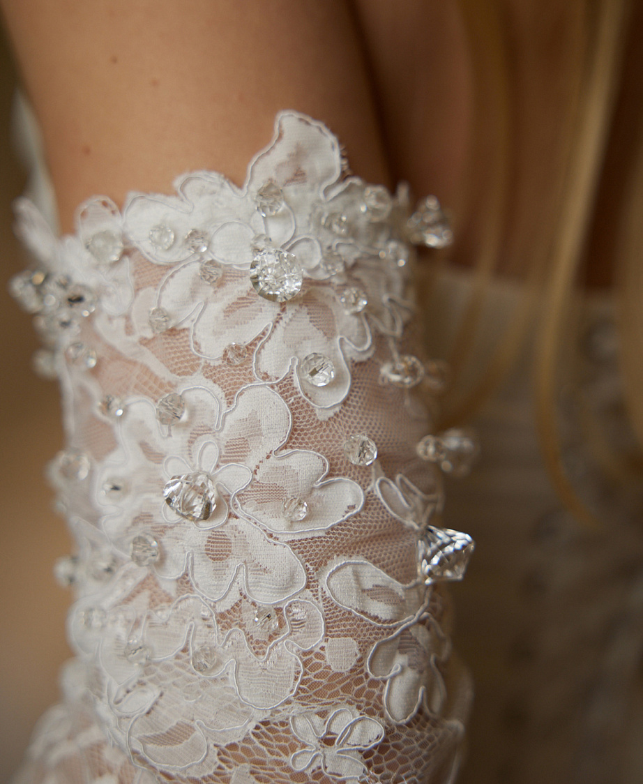 Свадебное платье из тафты с кружевными элементами фото