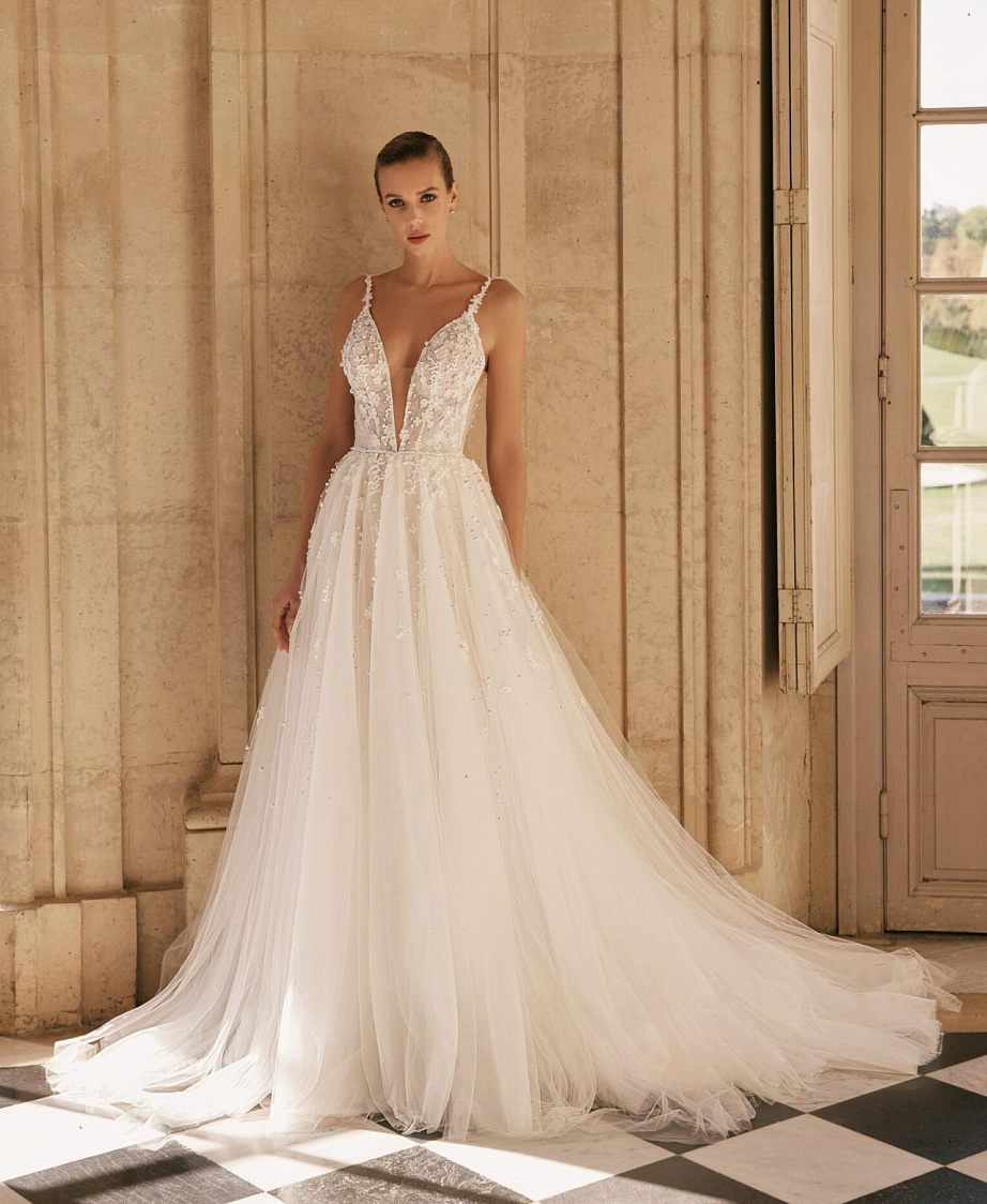 Нежное свадебное платье в цветочном кружеве фото