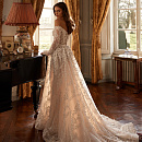 Роскошное свадебное платье с рукавами и открытыми плечами фото