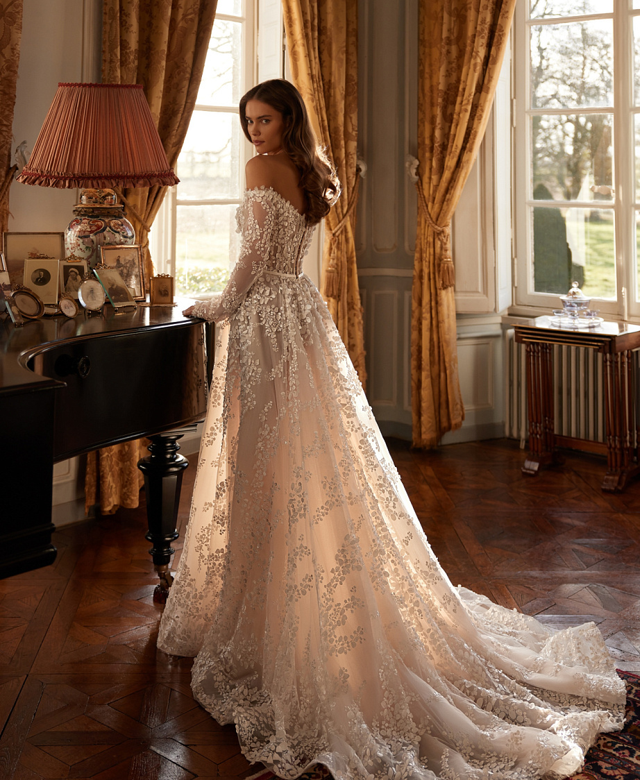 Роскошное свадебное платье с рукавами и открытыми плечами фото