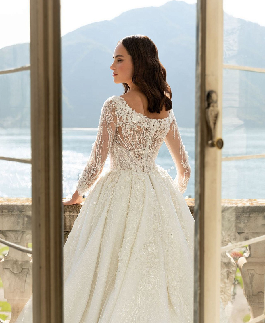 Королевское свадебное платье со шлейфом фото