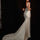 Сверкающее свадебное платье с разрезом на ноге фото