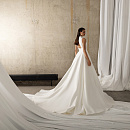 Роскошное платье из микадо с воротником-стойкой фото