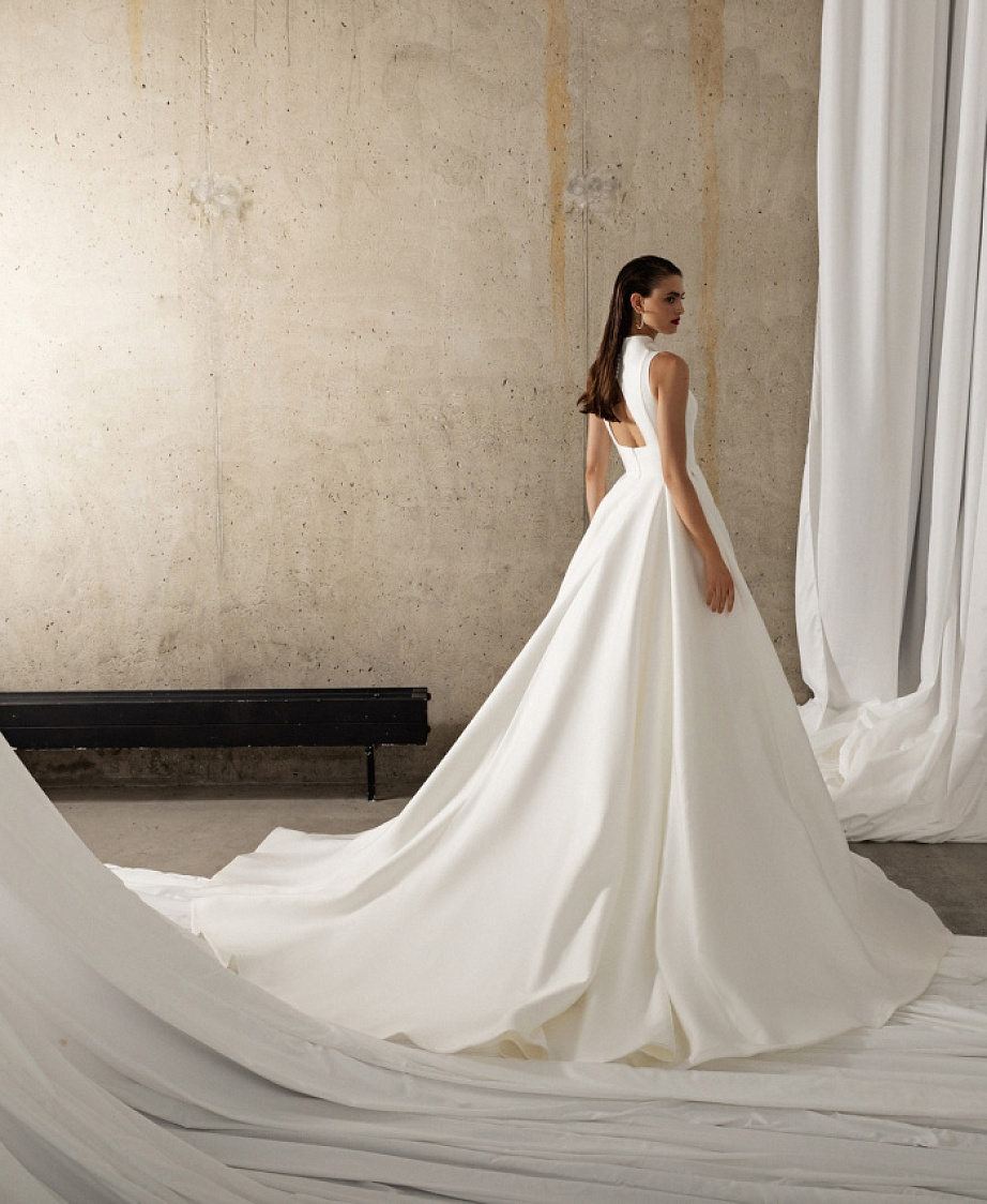 Роскошное платье из микадо с воротником-стойкой фото