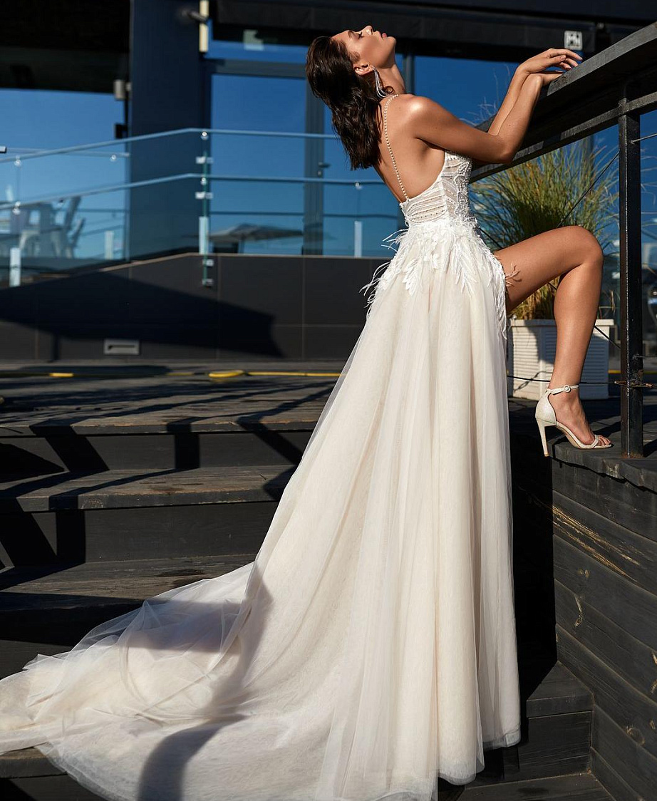 Воздушное свадебное платье с разрезом на ноге фото