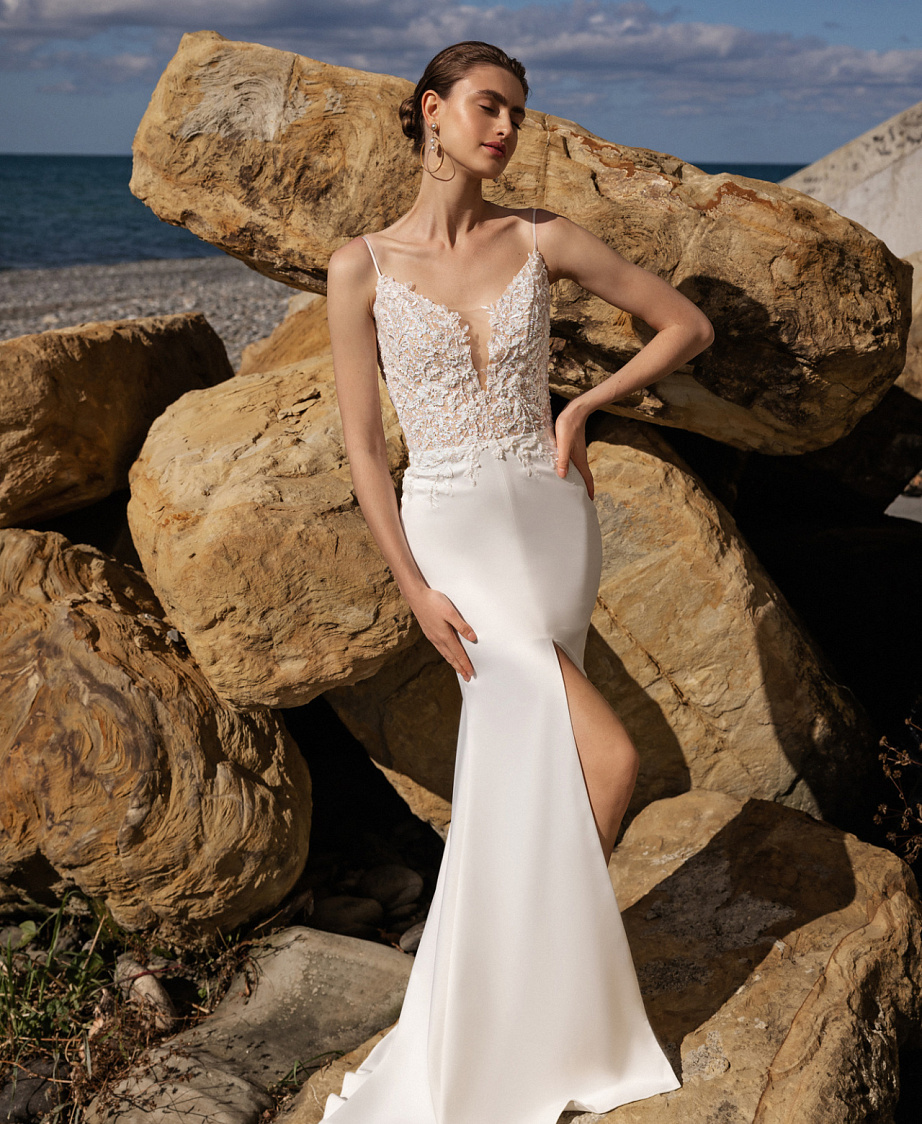 Сваденое платье рыбка с кружевным верхом на тонких бретелях фото