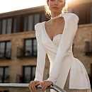 Стильное свадебное платье на одно плечо фото