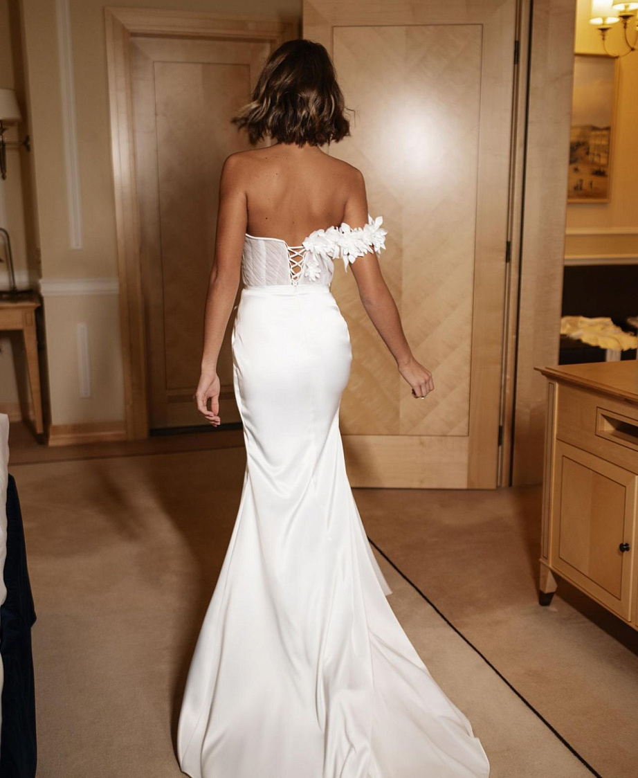 Свадебное платье с объемными цветами ручной работы фото