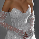 Свадебное платье с роскошной расшивкой и рукавами фото