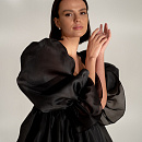 Короткое чёрное платье с объемными рукавами фото