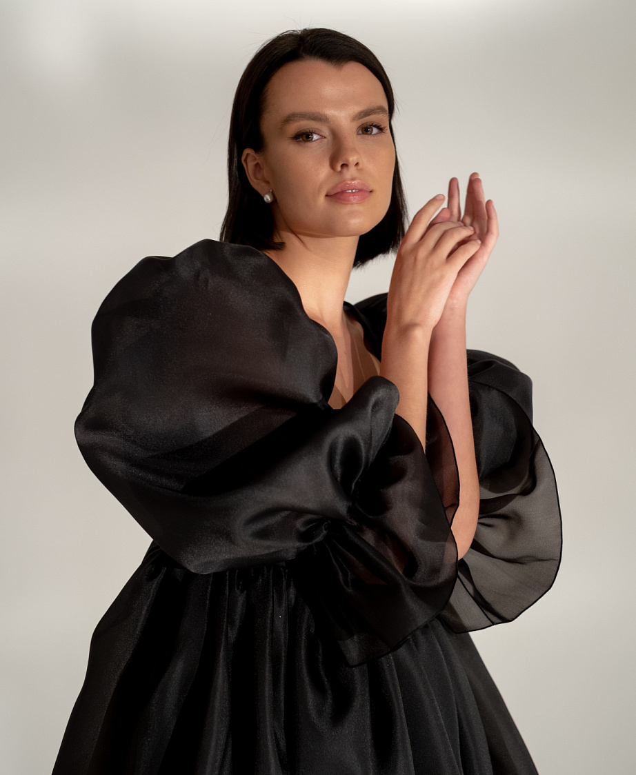 Короткое чёрное платье с объемными рукавами фото